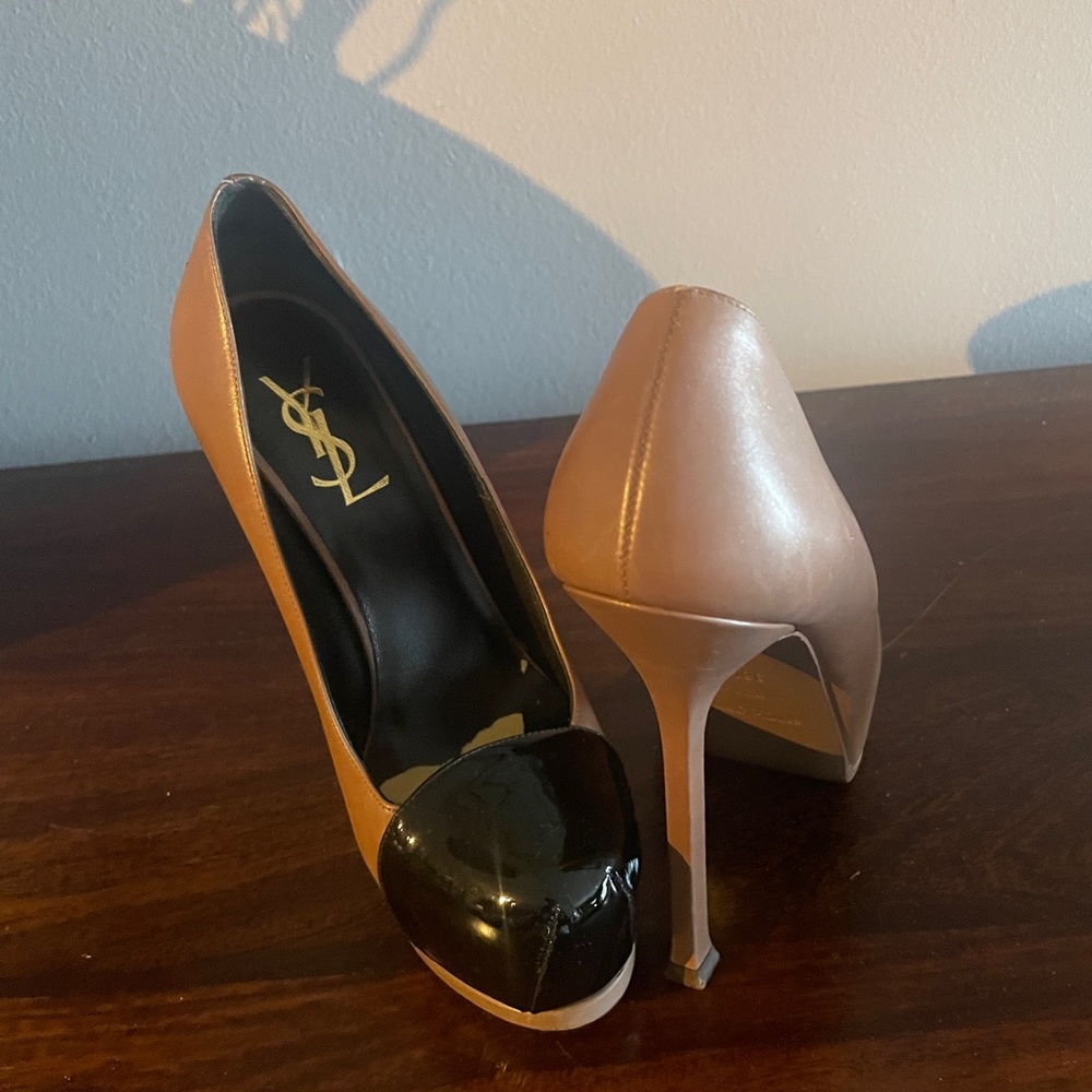 Tan with black toe, hidden platform very high heels surprisingly comfortable.
